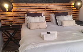 Exquisite Private Luxury Suite With King Bed At Bokmakierie Villas